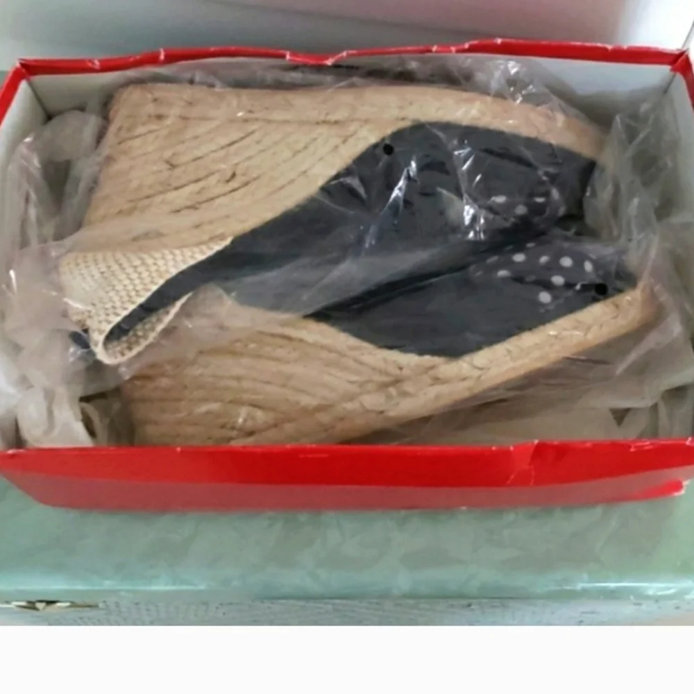 Anne Klein Aubrey Wedge Espadrilles NWT Size 9